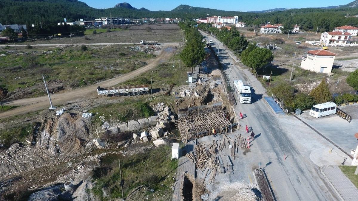 Ula&rsquo;ya 5 bin 500 metre yol yapılıyor