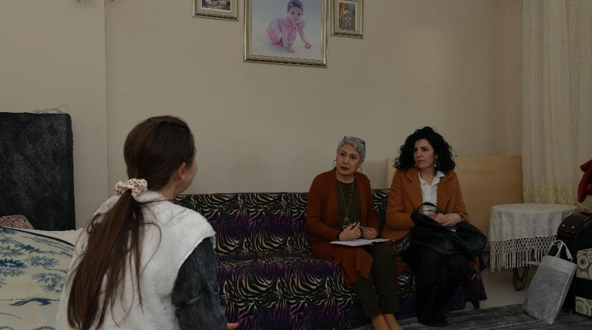 &Ccedil;iğli Belediyesinden g&ouml;rme engelli vatandaşlara ev ziyareti