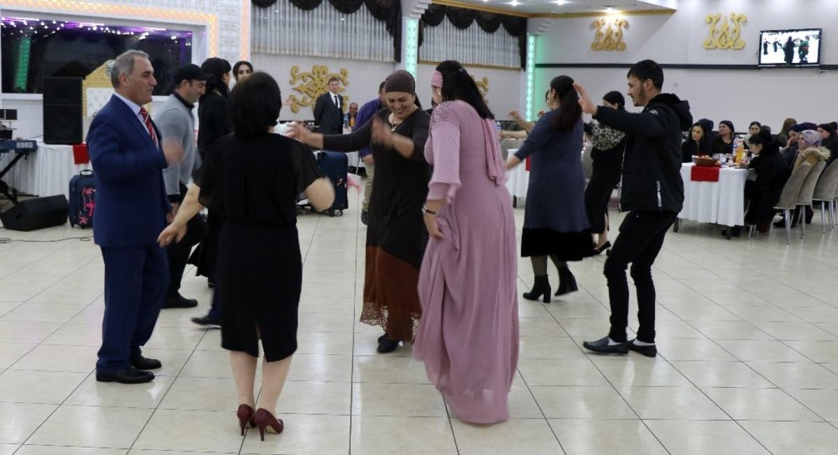 Ahıska T&uuml;rkleri &lsquo;toy&rsquo; geleneklerini Erzincan&rsquo;da s&uuml;rd&uuml;r&uuml;yor