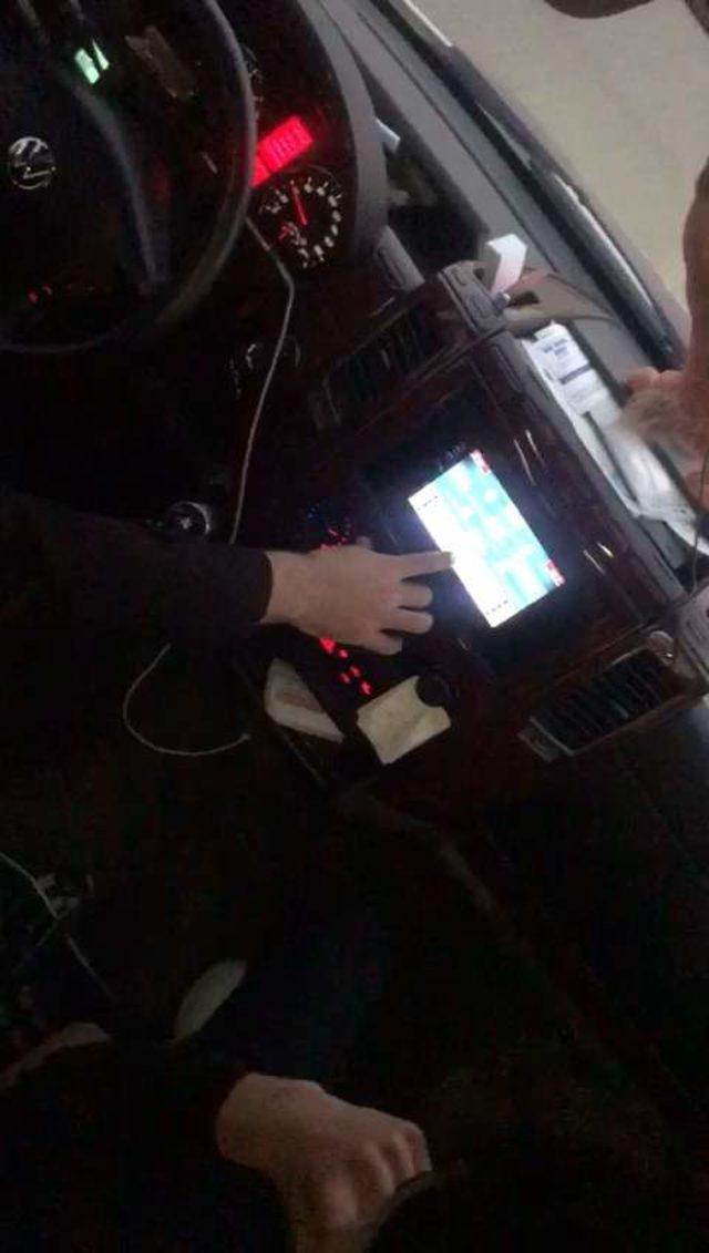 Yolcu minibüsünü kullanırken, araç içi ekrandan okey oynadı
