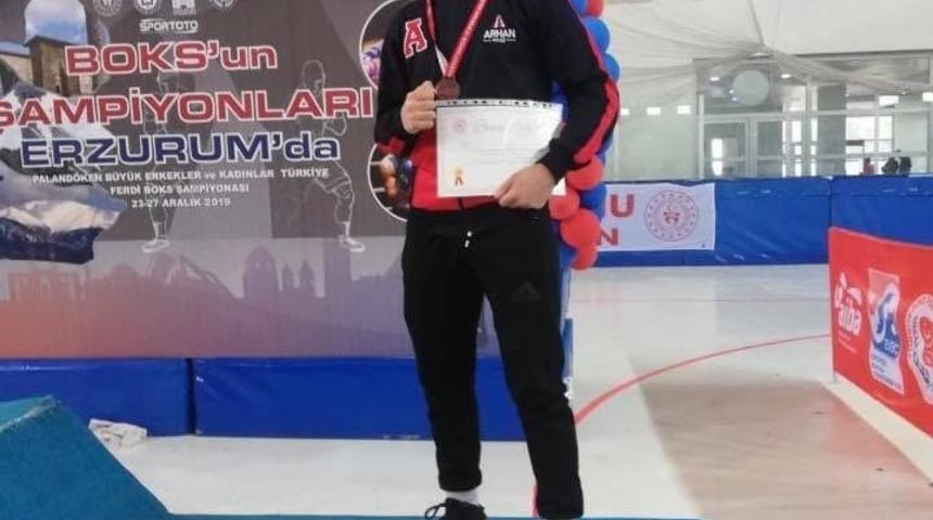 Uşaklı lise &ouml;ğrencisi &lsquo;T&uuml;rkiye Boks Şampiyonası&rsquo;nda&rsquo; 3. oldu