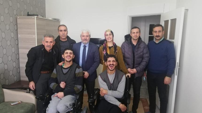 Engelli ikizlerin ak&uuml;l&uuml; ara&ccedil; mutluluğu