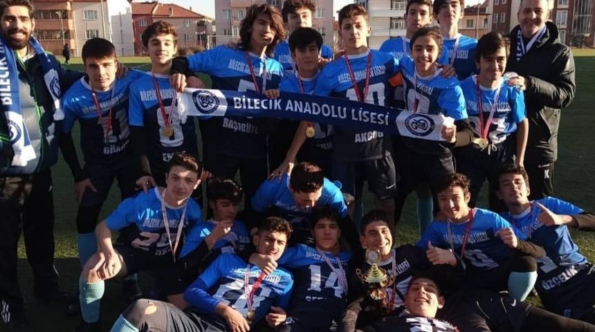 Liseler arası futbol turnuvasının şampiyonu 15 Temmuz Şehitler Anadolu Lisesi oldu
