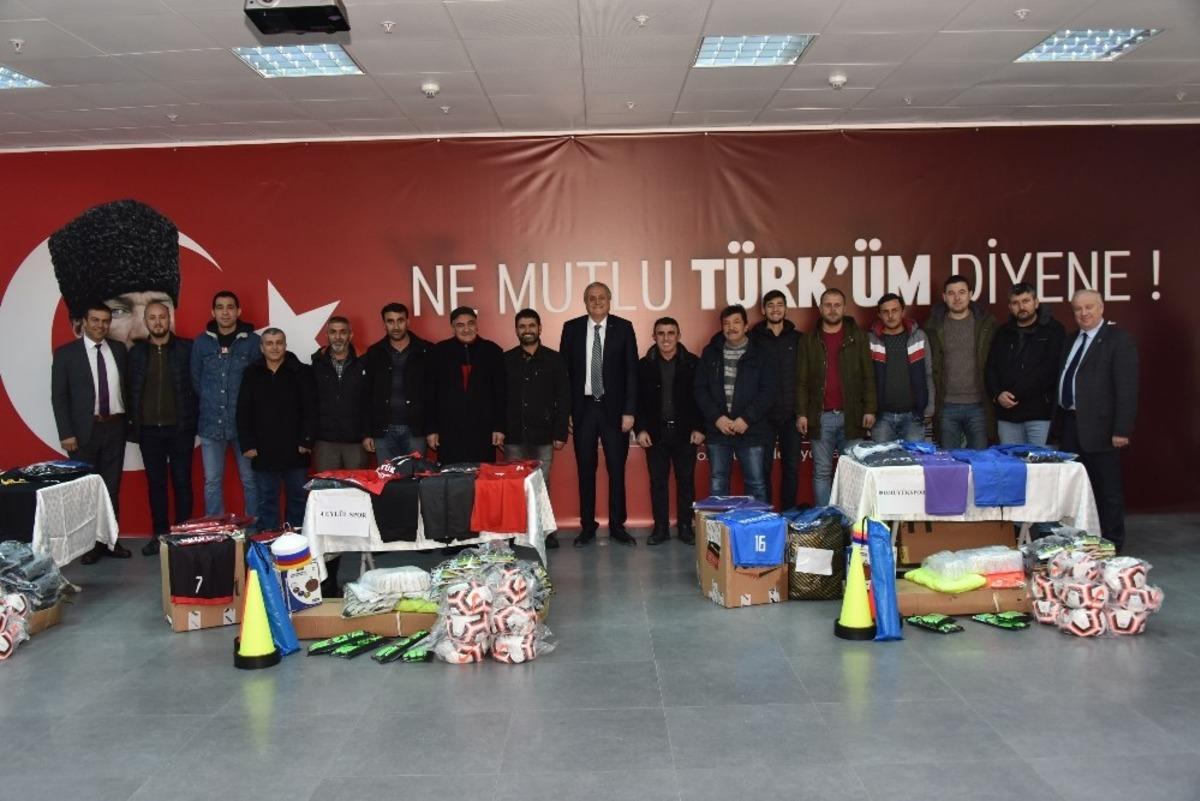 Başkan Bakkalcıoğlu&rsquo;ndan amat&ouml;r spor kul&uuml;plerine malzeme yardımı