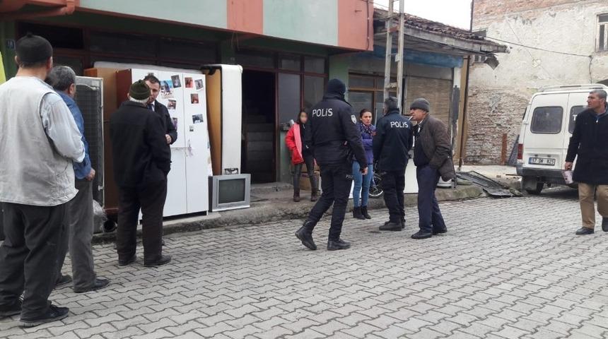 Kirayı &ouml;demeyince kızı ile sokakta kaldı