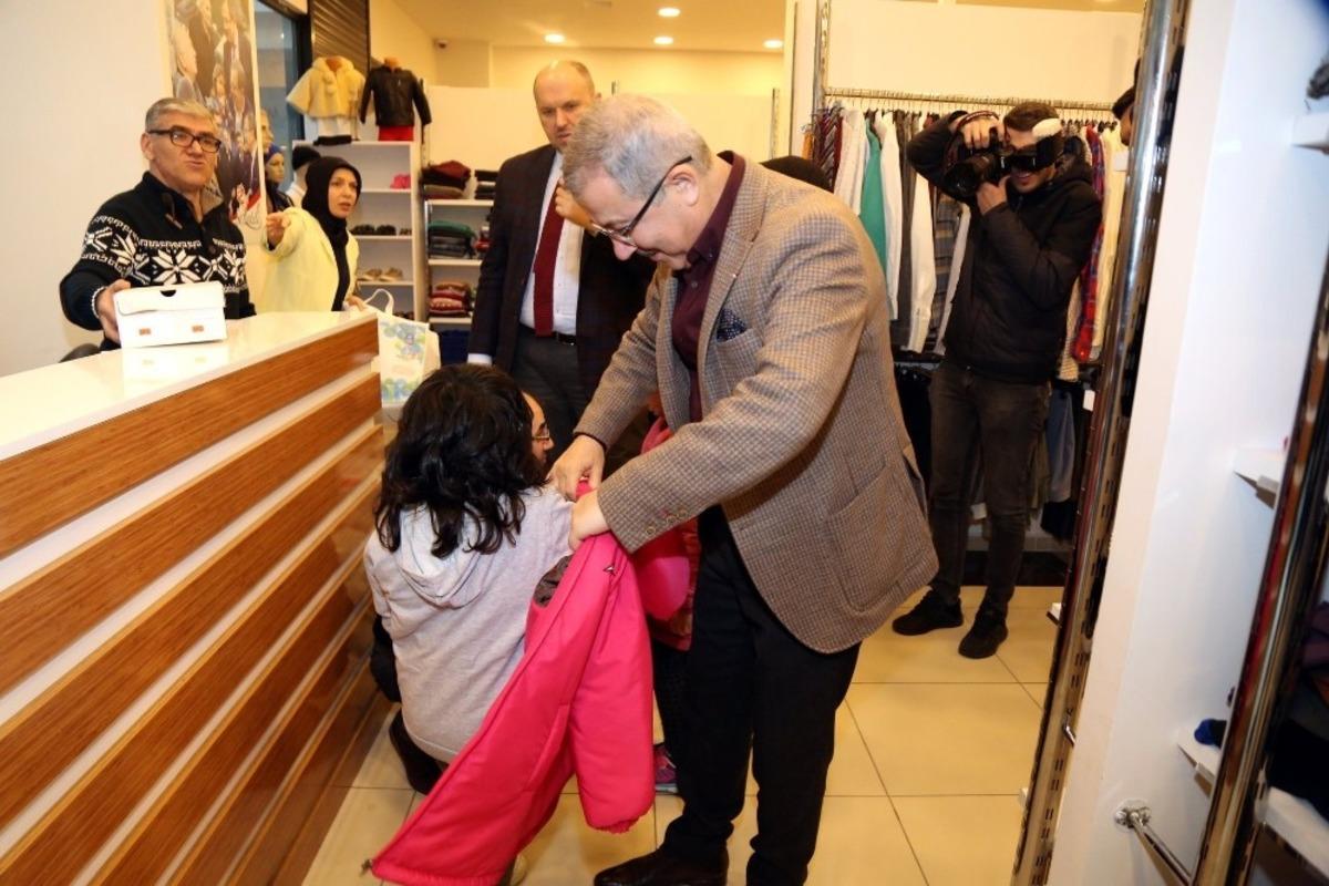 Başkan Deniz K&ouml;ken, &ccedil;ocuklara bot ve mont hediye etti