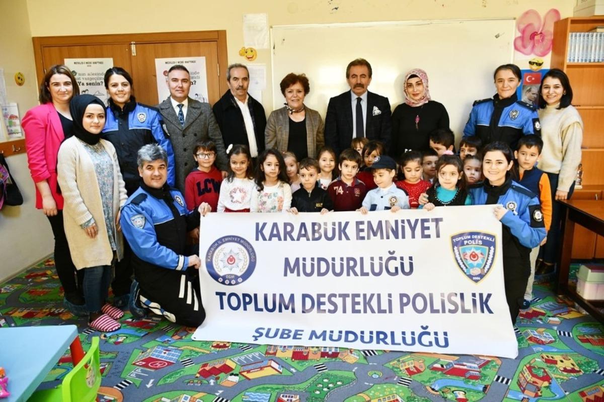 Polisler minik &ouml;ğrencilerle buluştu