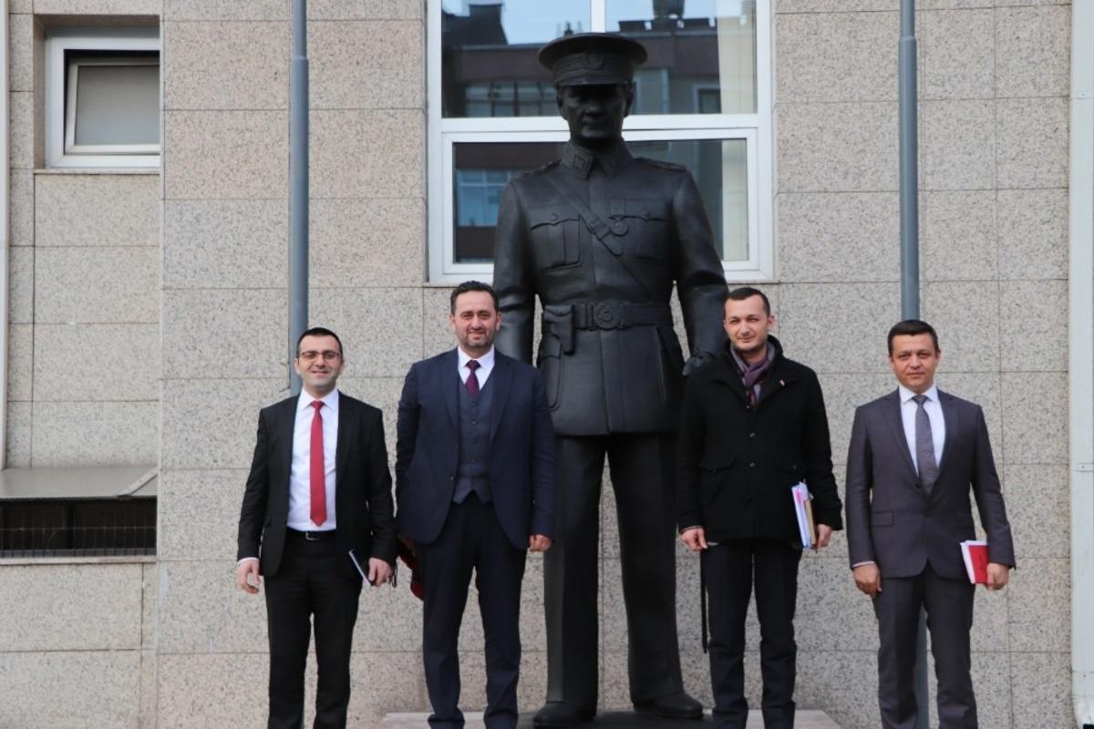 Ak&ccedil;akoca Belediyesi &ouml;n&uuml;ne Atat&uuml;rk heykeli dikildi