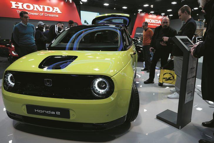 Görücüye çıktılar! Brüksel Otomobil Fuarı'na yoğun ilgi G4