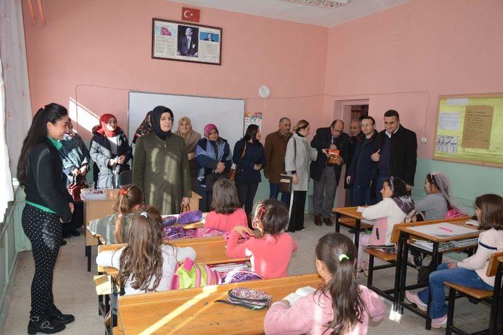 Öğrencilere atkı ve bere dağıtıldı G1