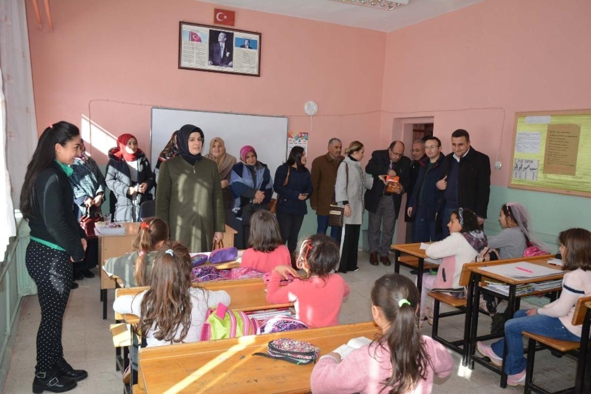 &Ouml;ğrencilere atkı ve bere dağıtıldı