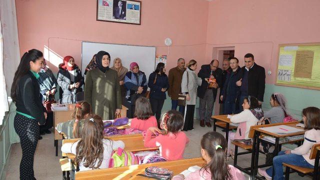 Öğrencilere atkı ve bere dağıtıldı