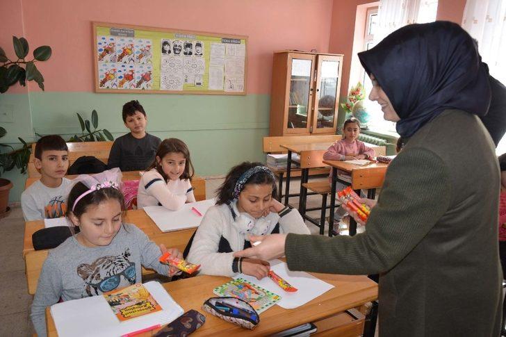 Öğrencilere atkı ve bere dağıtıldı G2