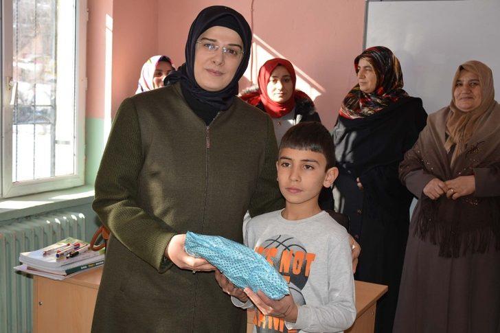 Öğrencilere atkı ve bere dağıtıldı G3