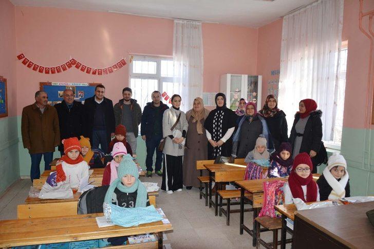 Öğrencilere atkı ve bere dağıtıldı G5