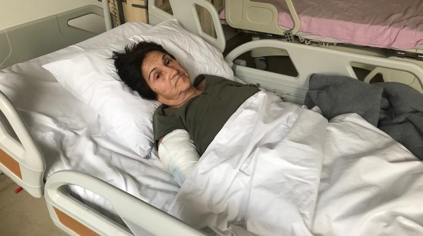 Çekicinin kaldırdığı araçtan düşen yaşlı kadın o anları anlattı