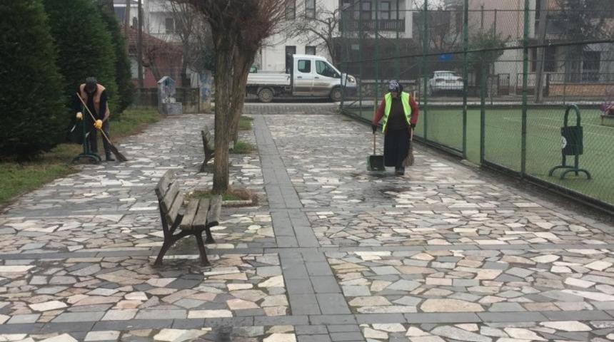 Çocuk parklarında temizlik devam ediyor