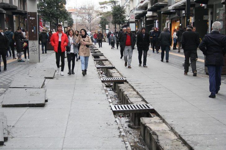 İstiklal Caddesi’ne ilk kazma vuruldu G2