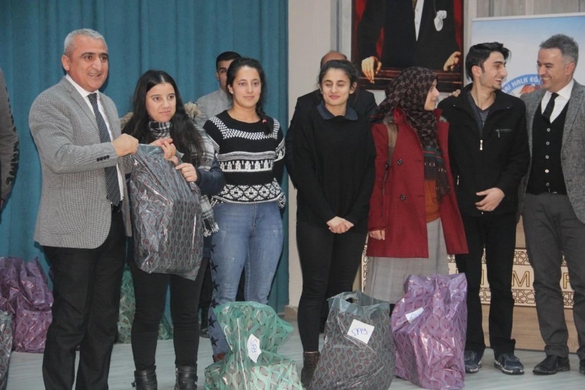 &Ouml;NDER&rsquo;den &uuml;niversite &ouml;ğrencilerine kitap desteği