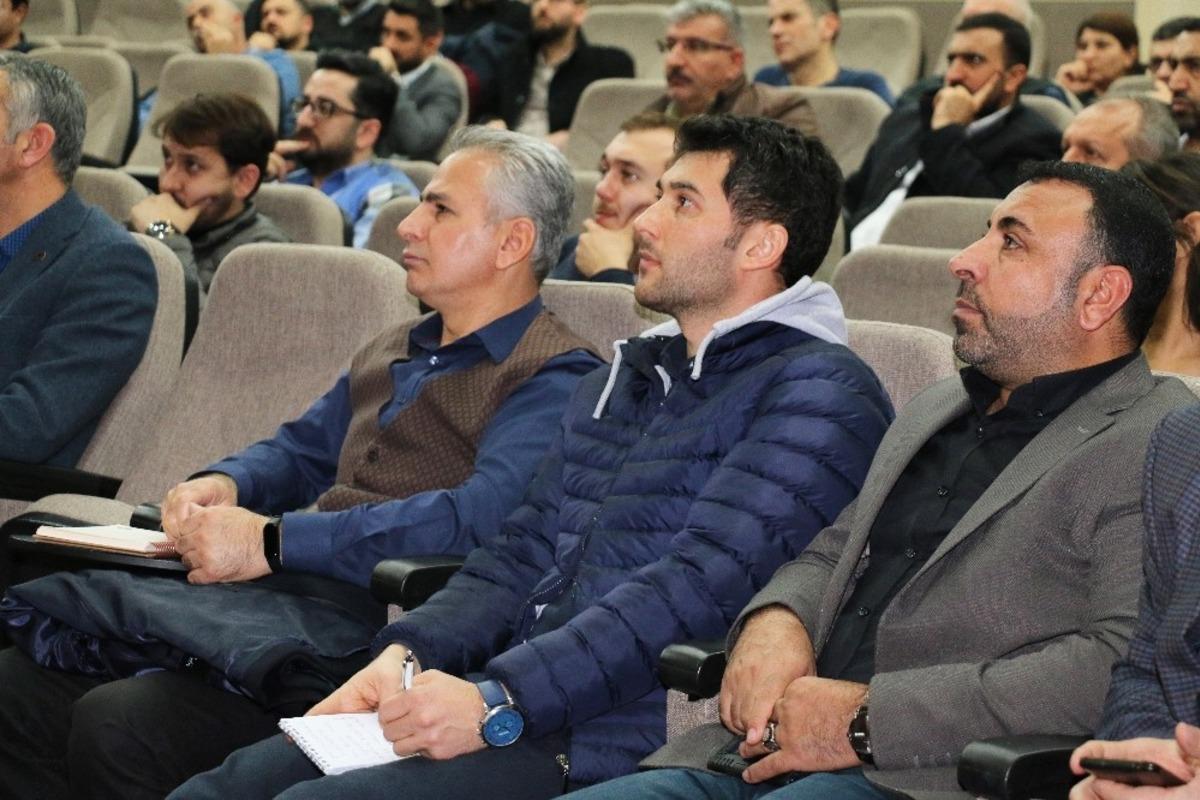 Yapı m&uuml;teahhitleri bu seminerde buluştu