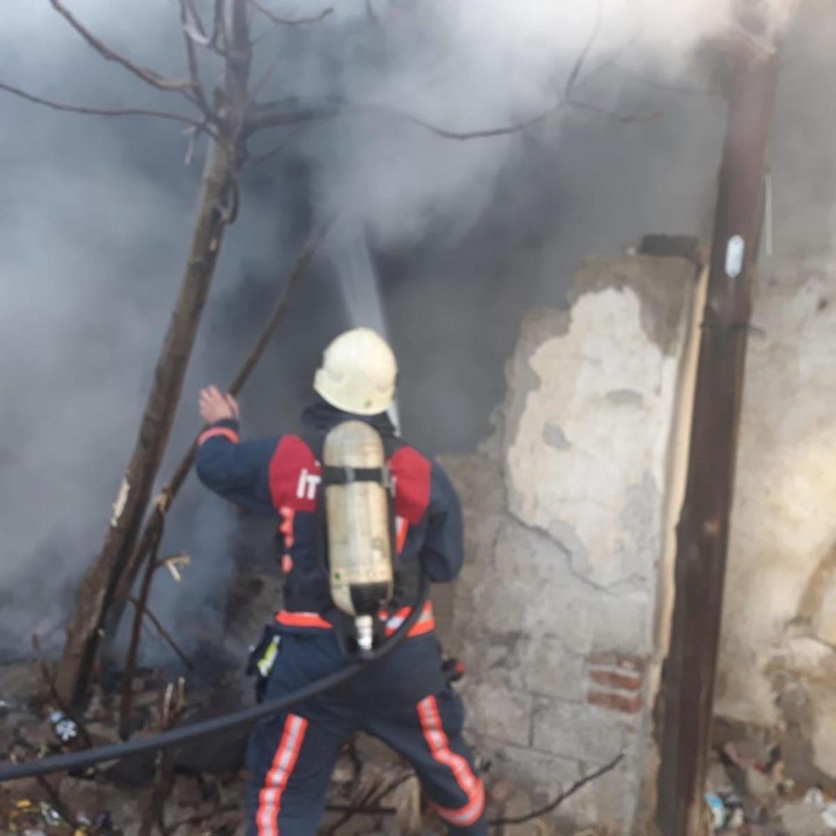 Elazığ&rsquo;da metruk ev yangını