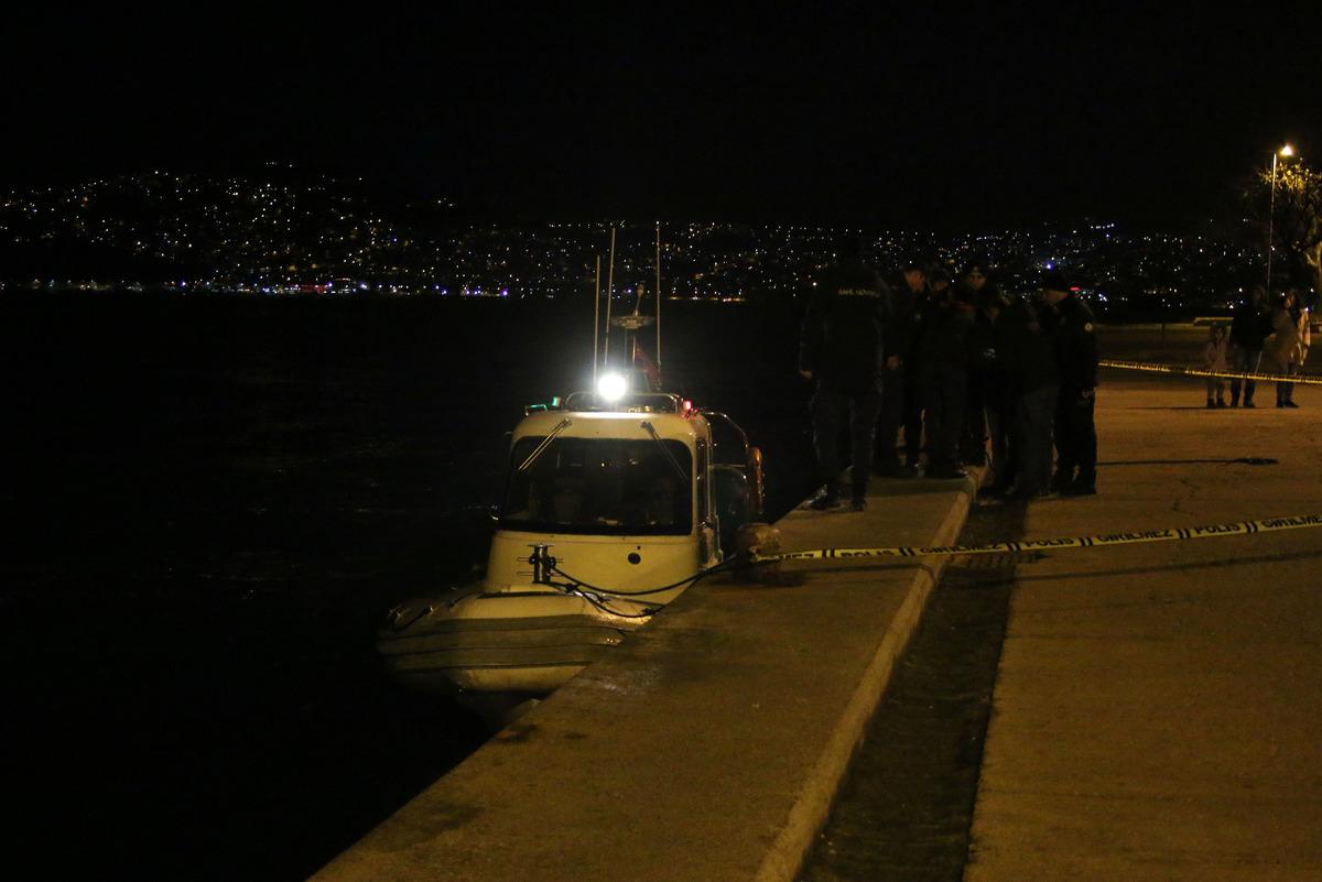 Meraklı g&ouml;zlerle izlediler! Sarıyer'de denizden ceset &ccedil;ıktı!