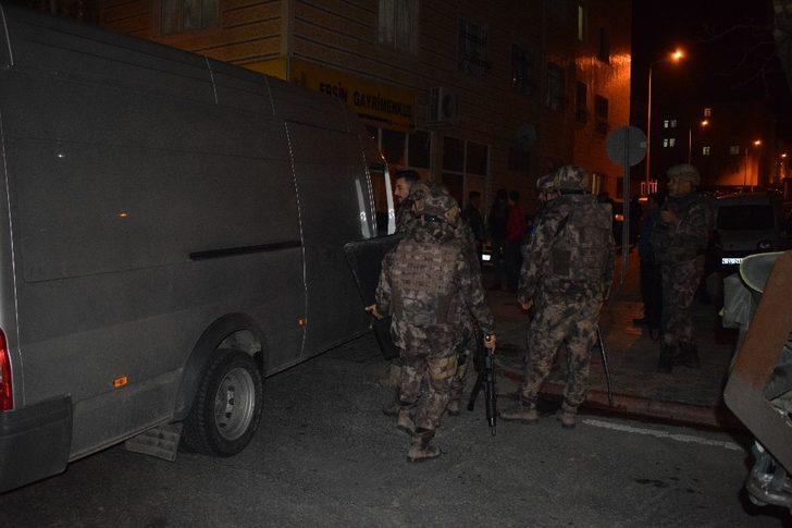 Malatya'da hareketli anlar! Ailesiyle tartıştı balkona çıkıp tehditler savurunca polis alarma geçti G2