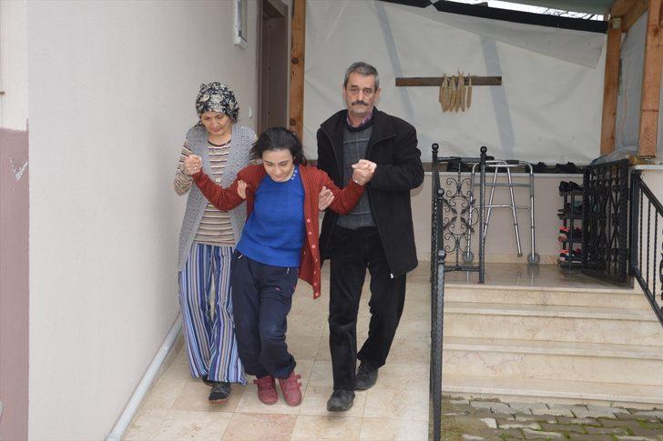 Sakarya'da fedakar çift bedensel engelli çocuklarının üniversite hayali için çabalıyor G1