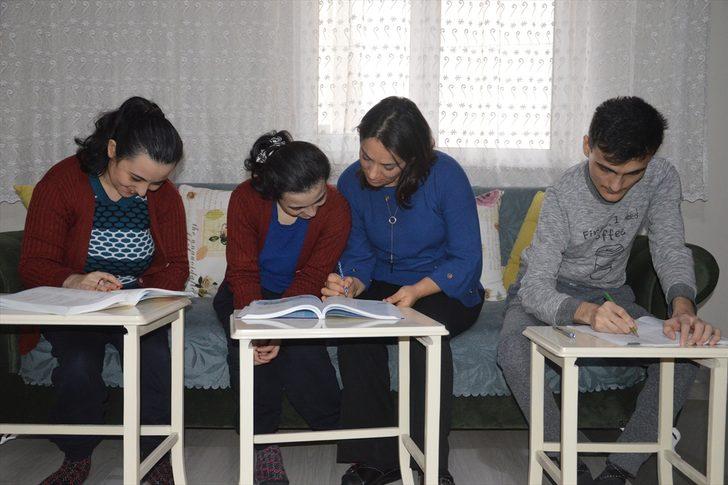 Sakarya'da fedakar çift bedensel engelli çocuklarının üniversite hayali için çabalıyor G3