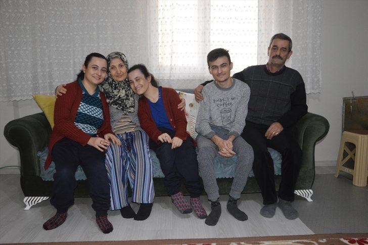 Sakarya'da fedakar çift bedensel engelli çocuklarının üniversite hayali için çabalıyor G4