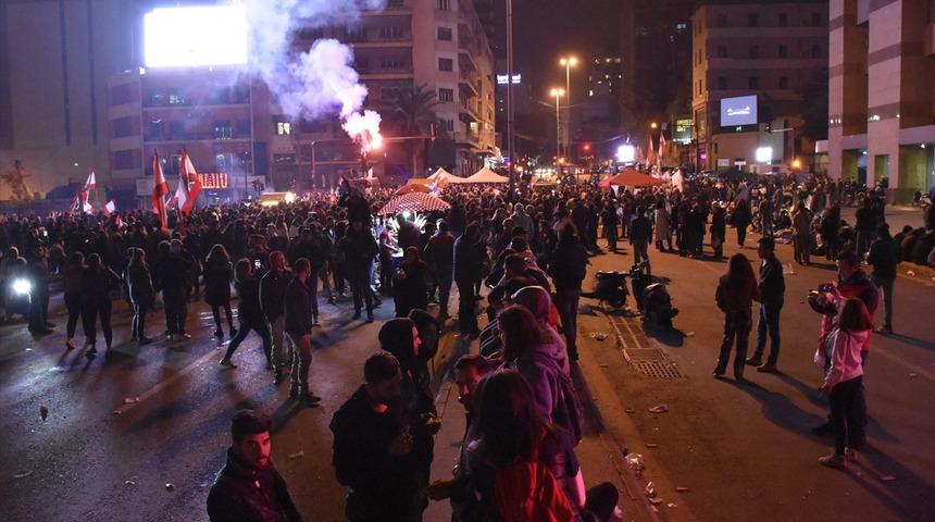 L&uuml;bnan'da protestocular ile g&uuml;venlik g&uuml;&ccedil;leri arasında gerginlik! Yaralılar var