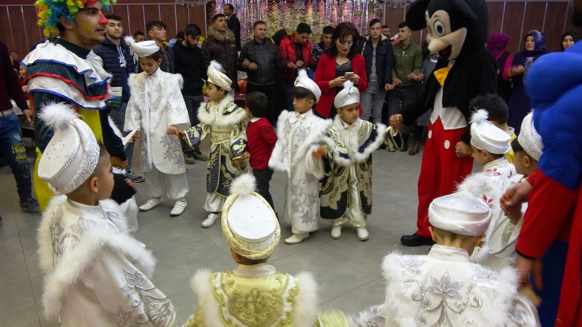 S&uuml;nnetten korktu, kendisini arabaya kilitledi