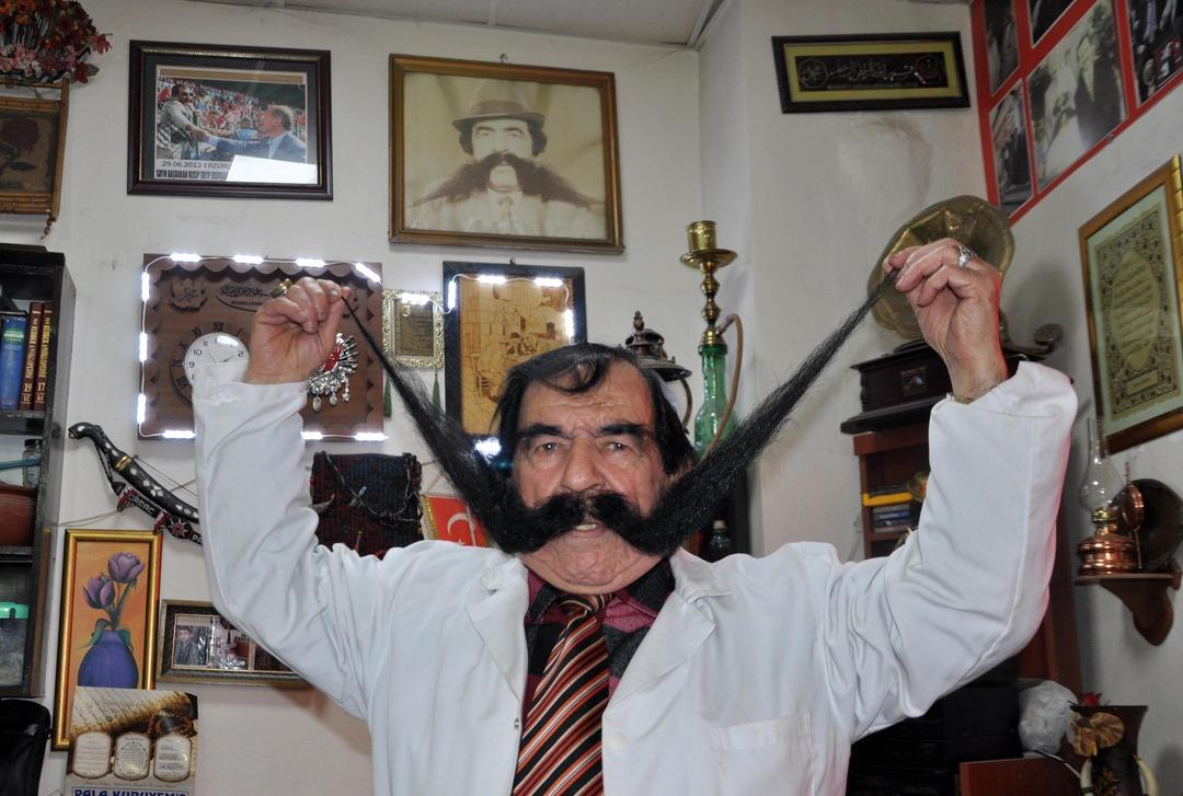 60 yıldır bıyıklarını kesmiyor!