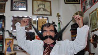 60 yıldır bıyıklarını kesmiyor!