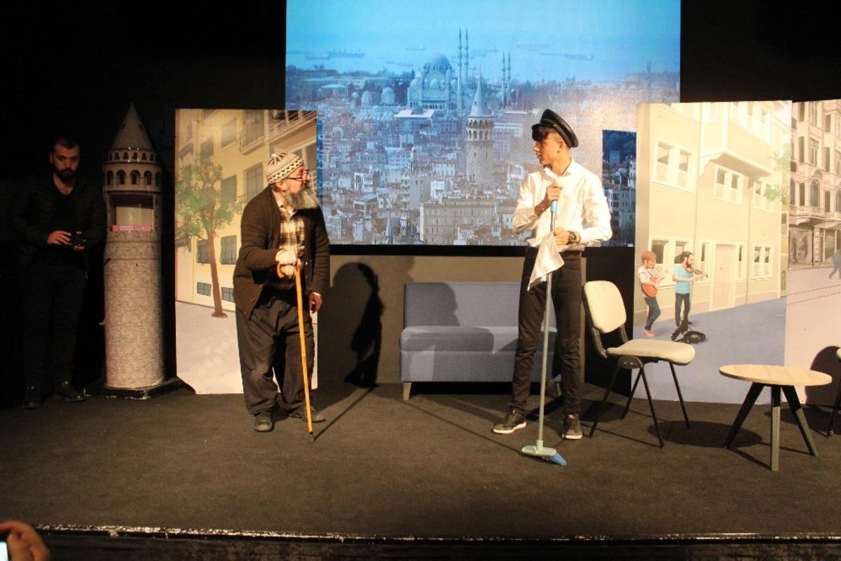 Gen&ccedil; yetenekler &ldquo;Beyoğlu&rsquo;nda Gezersin&rdquo; oyunuyla performanslarını sergiledi