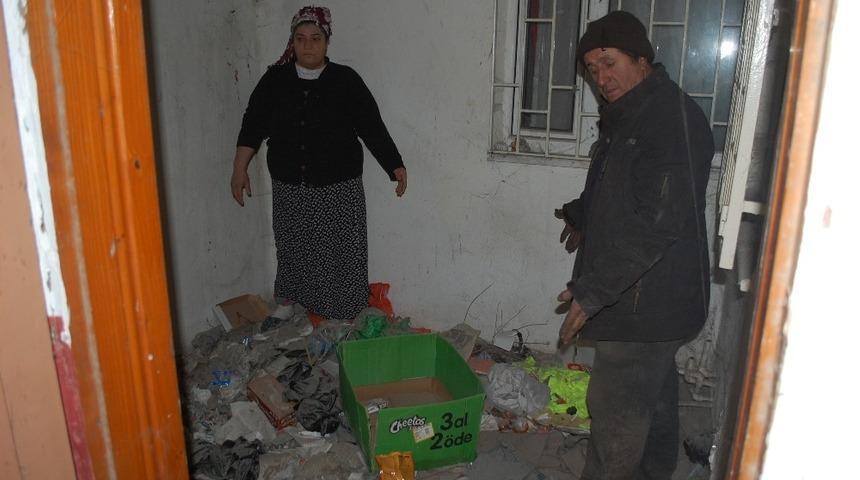 Apartman boşluğuna atılan &ccedil;&ouml;plerden bıkan &ccedil;ift su&ccedil; duyurusunda bulundu