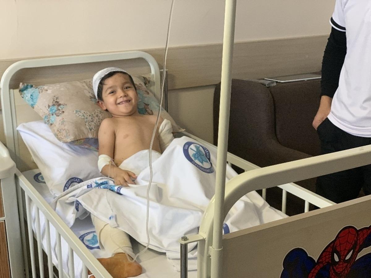 6 yaşındaki &ccedil;ocuk dehşeti yaşadı! 15 k&ouml;pek saldırdı, kafa derisi par&ccedil;alandı