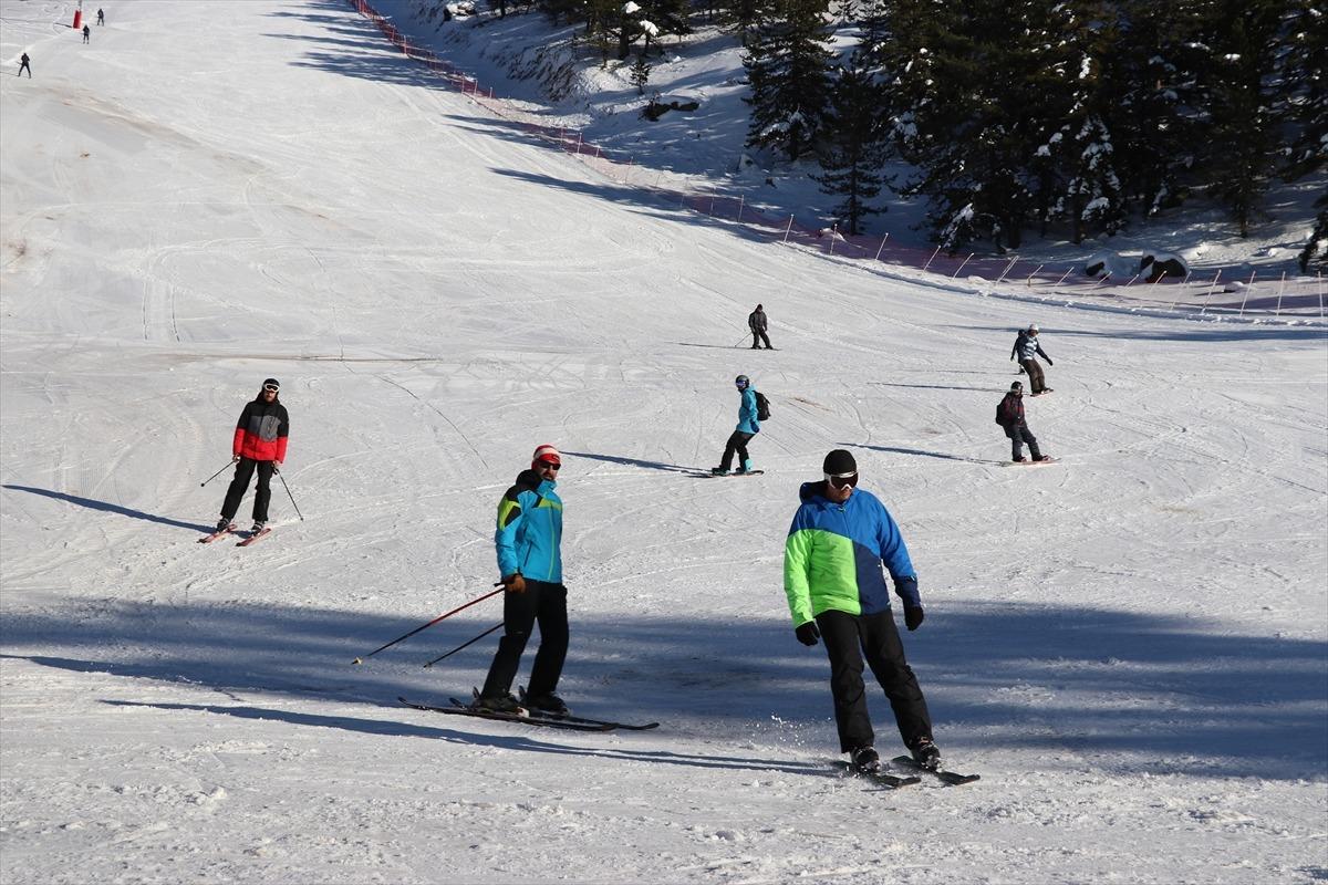 Murat Dağı'ndaki pistler kayak tutkunlarını bekliyor