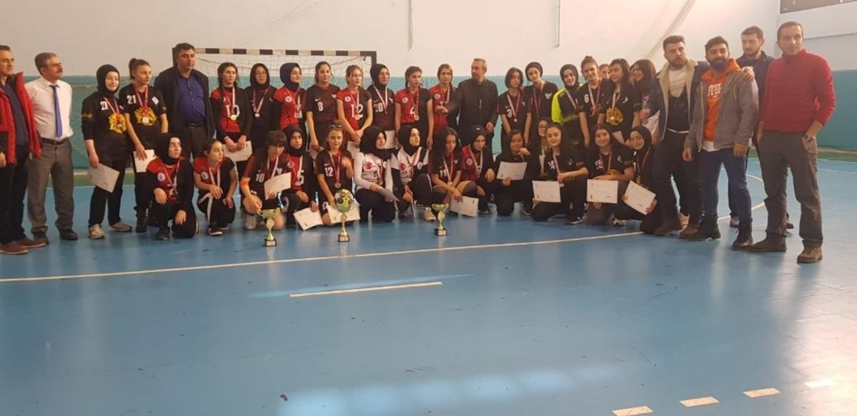 Hentbolun krali&ccedil;eleri Oltu&rsquo;dan