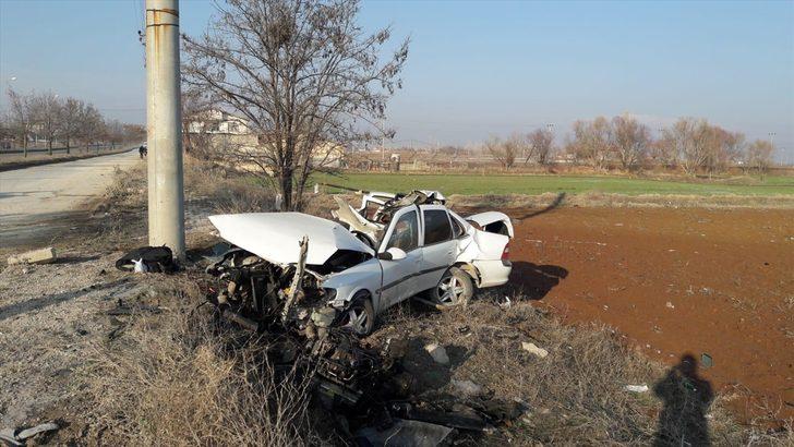 Elektrik direğine çarpan otomobilin sürücüsü ağır yaralandı G1
