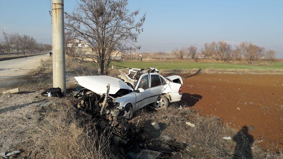 Elektrik direğine &ccedil;arpan otomobilin s&uuml;r&uuml;c&uuml;s&uuml; ağır yaralandı