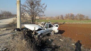 Elektrik direğine çarpan otomobilin sürücüsü ağır yaralandı