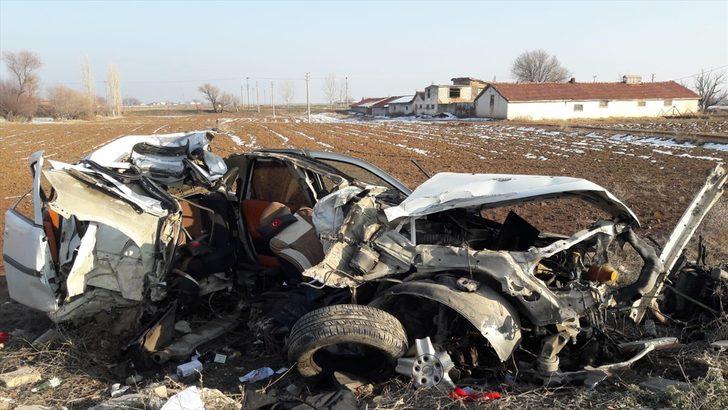 Elektrik direğine çarpan otomobilin sürücüsü ağır yaralandı G3