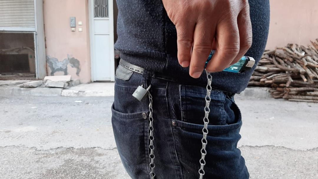 Kaybetmekten bıktı, asma kilitle pantolonuna zincirledi