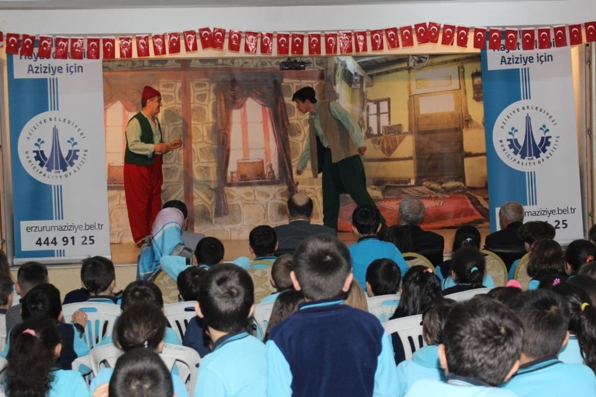 Aziziye&rsquo;de karne hediyesi tiyatro seyri