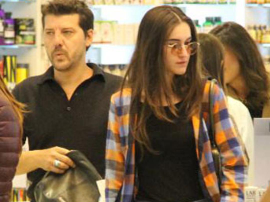 İlker Aksum sevgilisiyle eczanede