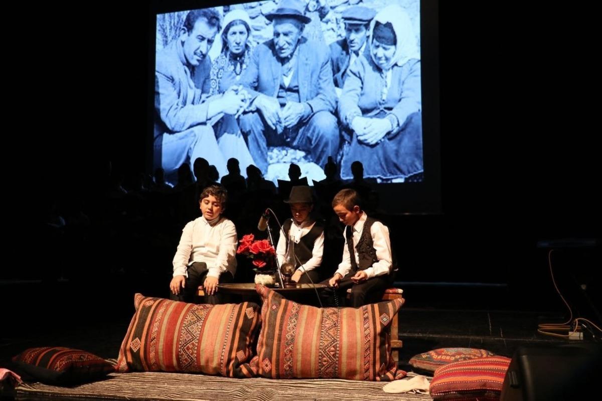 &Uuml;nl&uuml; ozanı t&uuml;rk&uuml;leriyle andılar