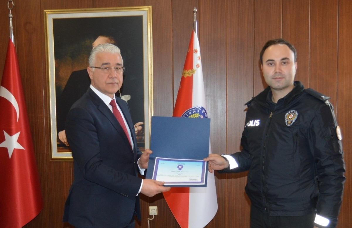 Adliyeye uyuşturucu sokmaya &ccedil;alışan kadını fark eden 4 koruma polisi &ouml;d&uuml;llendirildi