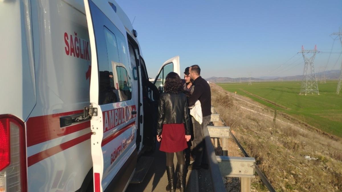 &Ccedil;ocuğunu hastaneye g&ouml;t&uuml;r&uuml;rken kaza yaptı: 1 yaralı