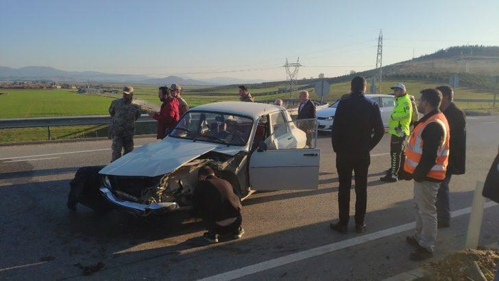 Çocuğunu hastaneye götürürken kaza yaptı: 1 yaralı G3